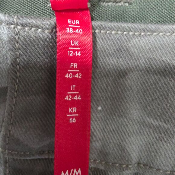 Spanx Camo On the Go Shorts - Size M - Picture 6 of 7